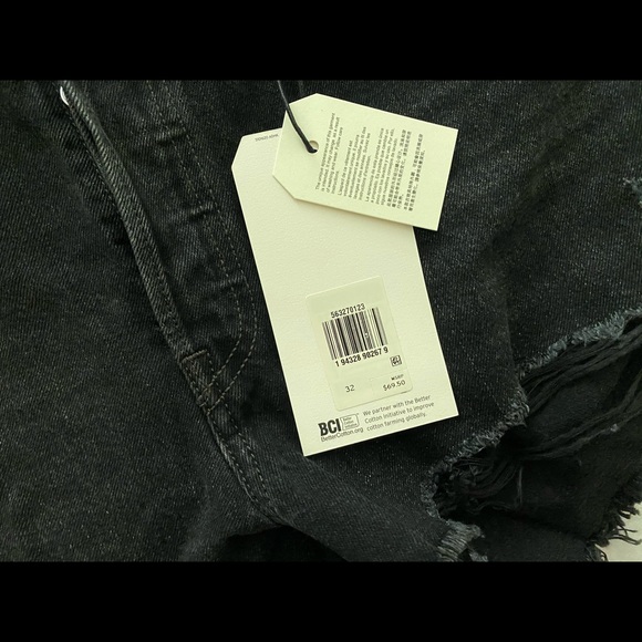 Women’s Levis shorts - Picture 2 of 6